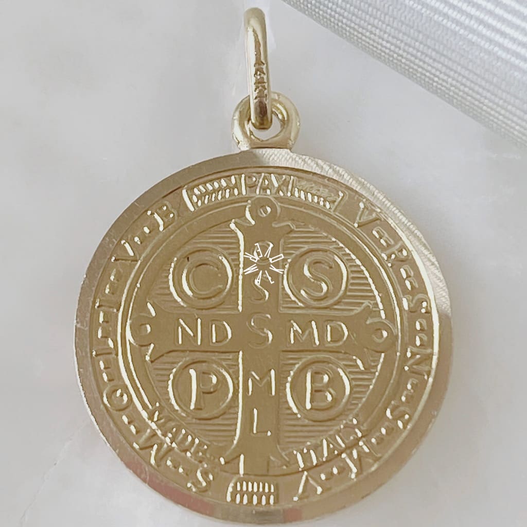 Medalla San Benito pequeña – Joyería DL – Venta online de joyas y  complementos